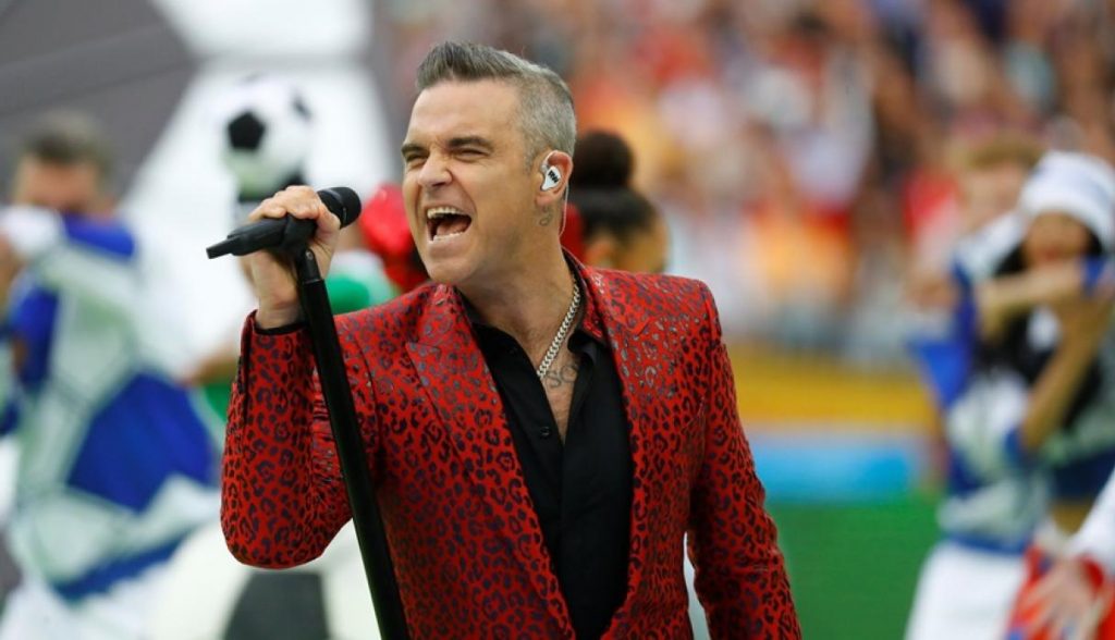Robbie Williams no se aguantó y mostró el dedo ante las cámaras del Mundial
