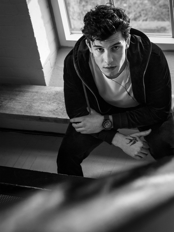 Shawn Mendes posa para Emporio Armani