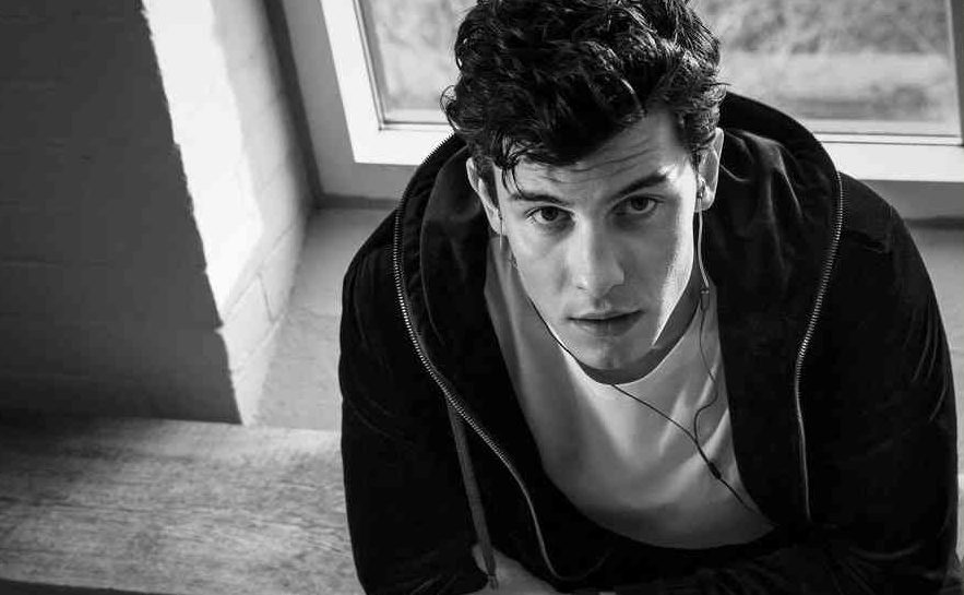Shawn Mendes posa para Emporio Armani