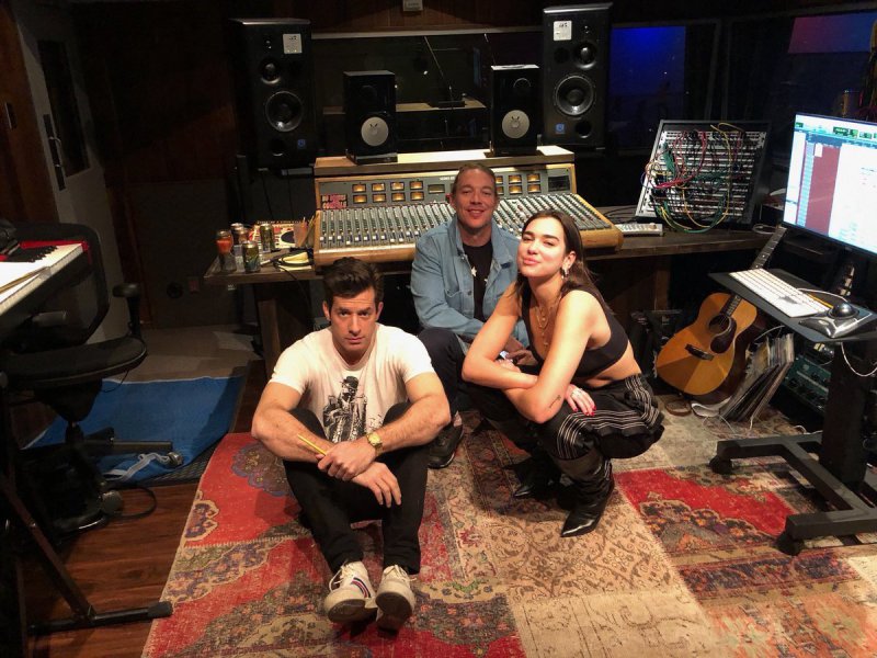 Mark Ronson revela detalles de su colaboración con Dua Lipa y Diplo