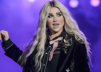 Kesha recibió multa por maldecir en concierto