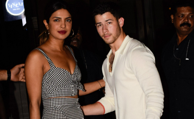 People confirma que Nick Jonas se comprometió con Priyanka Chopra 