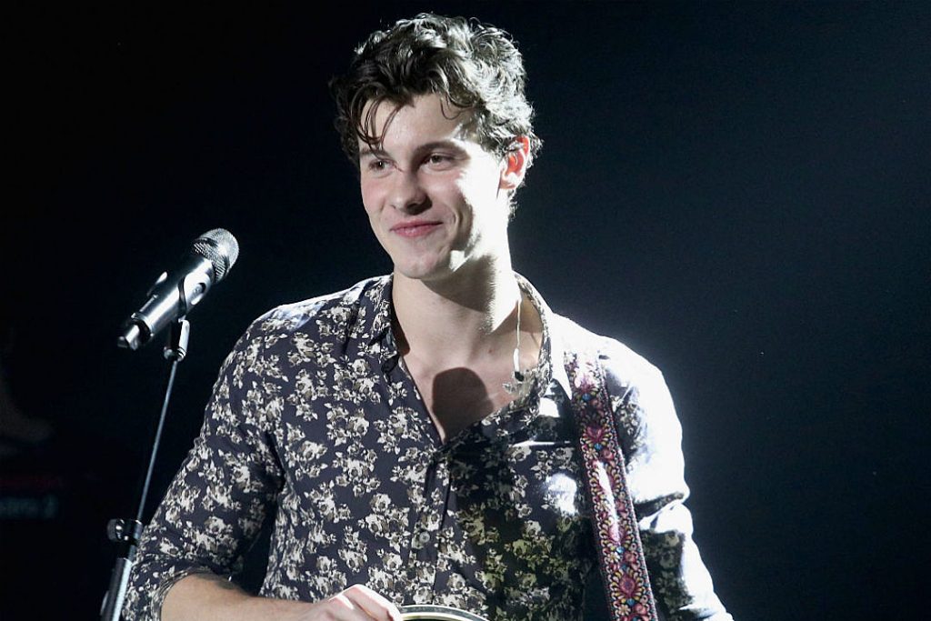Shawn Mendes sufre fuerte caída a mitad de concierto Shawn Mendes sufre fuerte caída a mitad de concierto