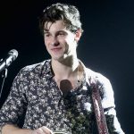 Shawn Mendes sufre fuerte caída a mitad de concierto