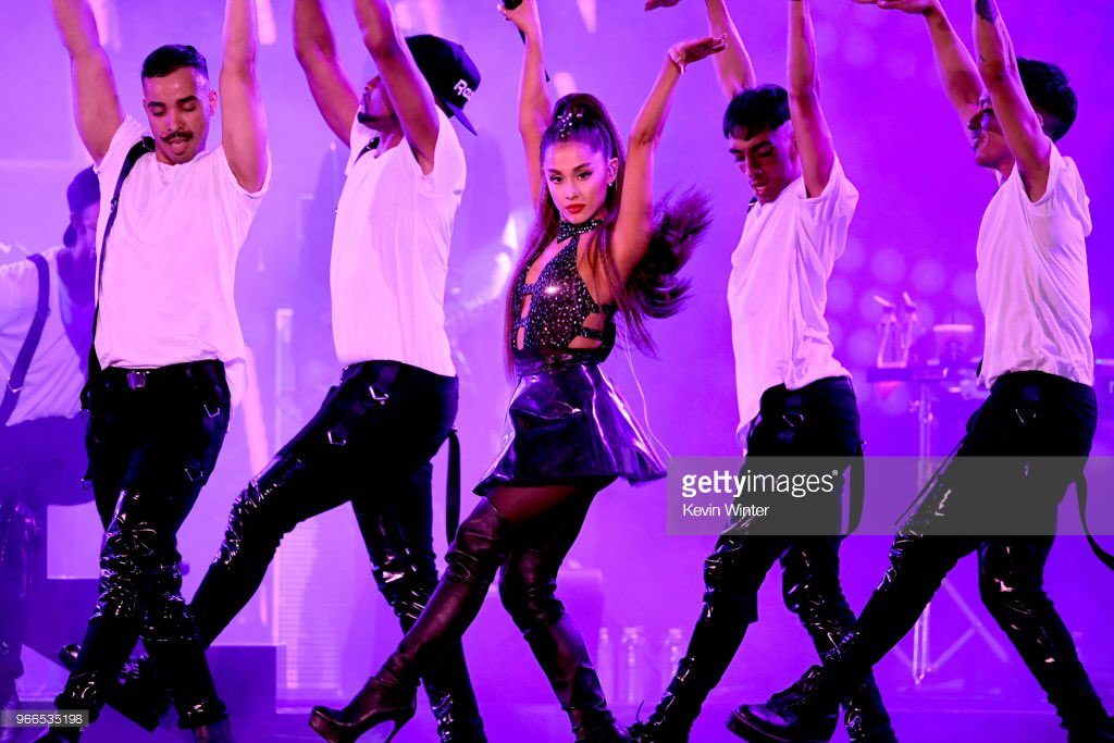 Ariana Grande revela que su cabello tiene vida propia