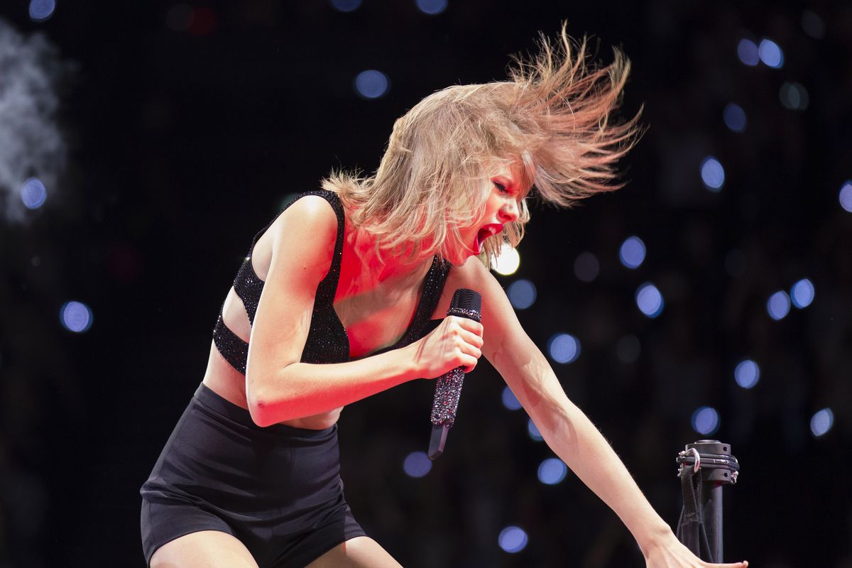 Taylor Swift preocupa a sus fanáticos al parecer aterrorizada en concierto
