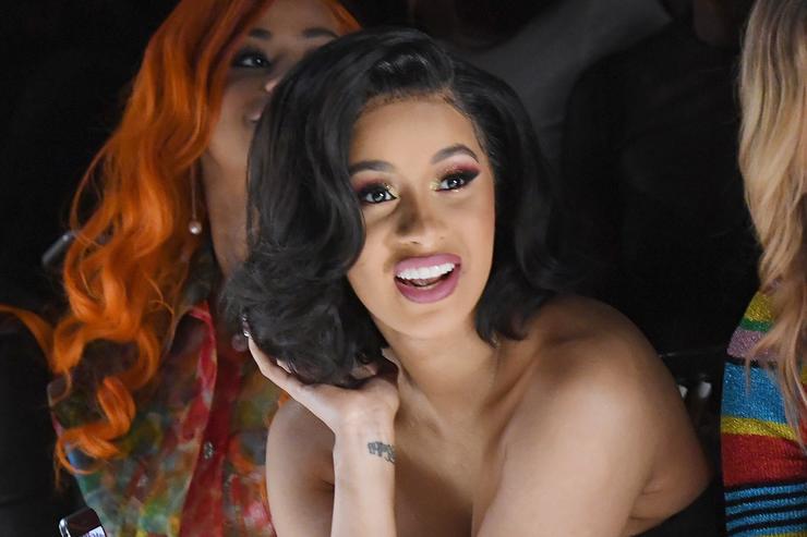 Cardi B establece nuevo récord para raperas en Spotify