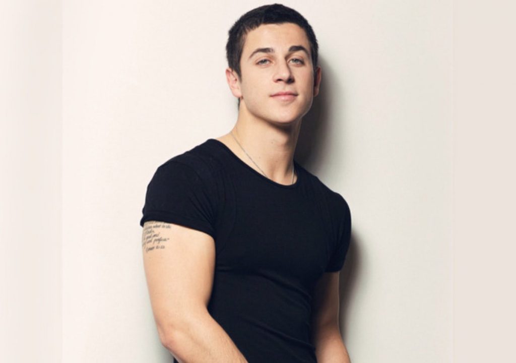 Presentan cargos legales en contra de David Henrie