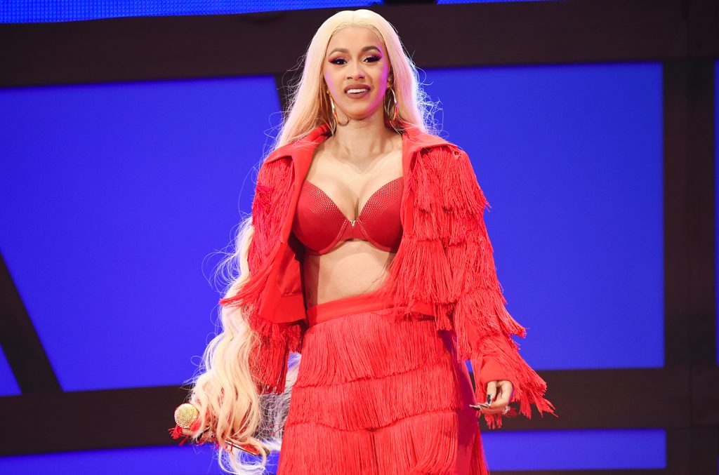 Cardi B regaló cientos de abrigos y zapatos en Brooklyn
