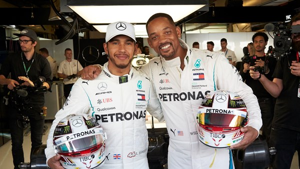 Will Smith secuestra a Lewis Hamilton antes de una carrera