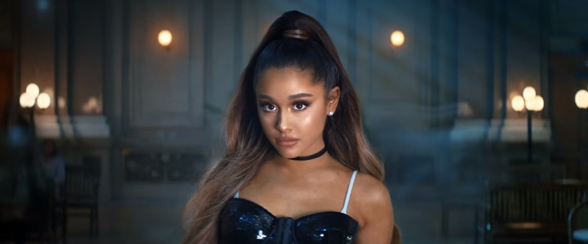 Ariana Grande reacciona después de romper un record histórico en el Hot 100