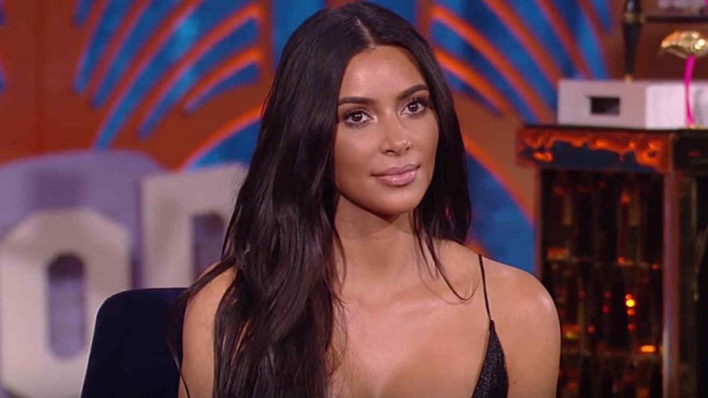 Kim Kardashian pasa tremenda vergüenza al revelar su ultima búsqueda en Google '¿Son mejor las fajas con un agujero para orinar?'