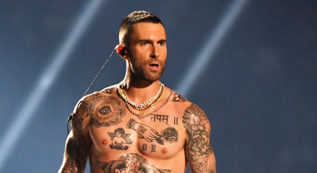 El "topless" de Adam Levine en el Super Bowl no dejo a todos felices