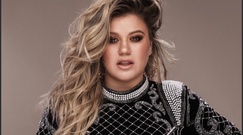 Kelly Clarkson sorprende al público con asombroso cover de "Shallow"