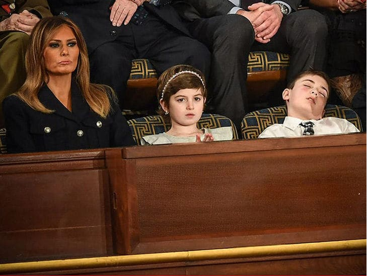 Joshua Trump se quedo dormido en pleno discurso de Donald Trump