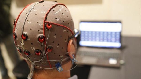 Facebook busca que puedas escribir usando tu mente en vez de tus dedos.