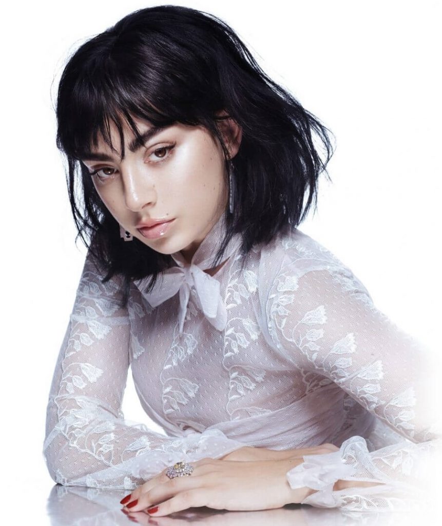 Charli XCX dijo que cantaba para niños en el tour de Taylor Swift