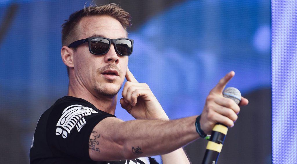 Diplo pasa un terrible susto en un avión y afirma ser gay