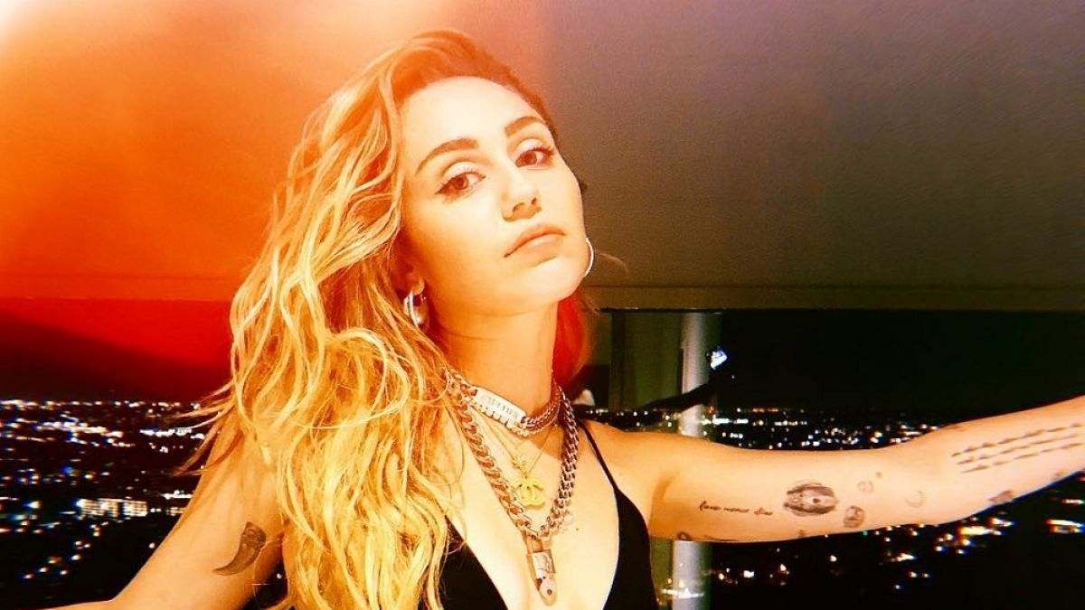 Miley Cyrus sorprende con sus bailes al estilo Bangerz en Italia
