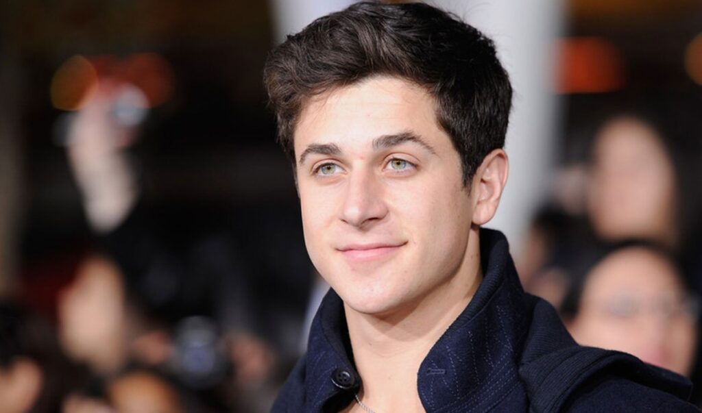 David Henrie afirma que ha estado hablando con Selena Gomez sobre el reboot para 'Los Hechiceros de Waverly Place'
