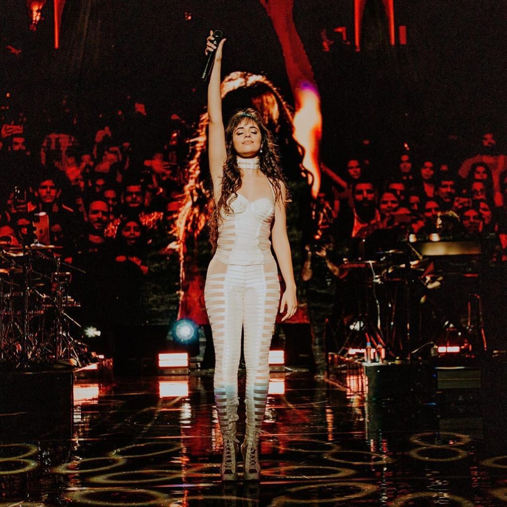 Camila Cabello rompe en llanto al hablar sobre su salud mental durante concierto