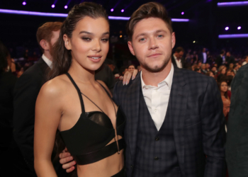 LOS ANGELES, CA - NOVEMBER 19:  Hailee Steinfeld (L) and Niall Horan during the 2017 American Music Awards at Microsoft Theater on November 19, 2017 in Los Angeles, California.  (Photo by Chris Polk/AMA2017/Getty Images for dcp)