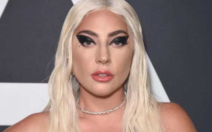 Lady Gaga se cae mientras se sube a un automóvil y queda en vídeo