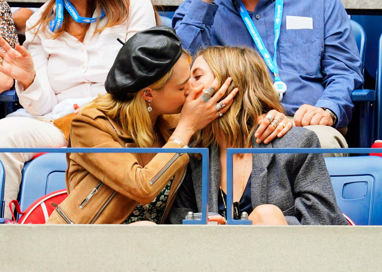 Cara Delevigne luce feliz en publico con su nueva esposa Ashley Benson