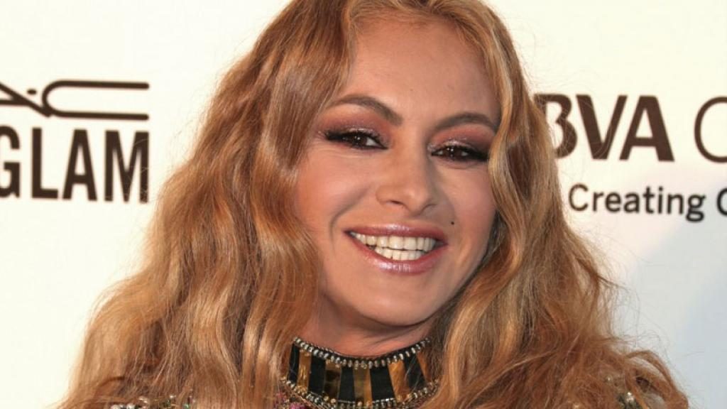 Paulina Rubio pasa un bochornoso momento en pleno concierto con una fuerte caída