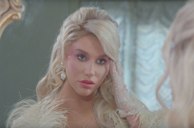 Kesha vive una mentira religiosa en el vídeo de 'Raising Hell' su nuevo single