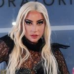 Fanático se cayó con Lady Gaga en sus brazos en el escenario de la gira ENIGMA