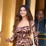 Selena Gomez se tropieza al intentar salir de un Hotel en Estados Unidos