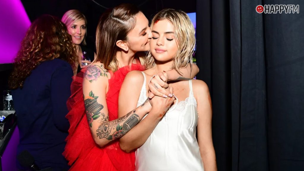 Selena Gomez y Julia Michaels protagonizan un sorpresivo beso en VIVO
