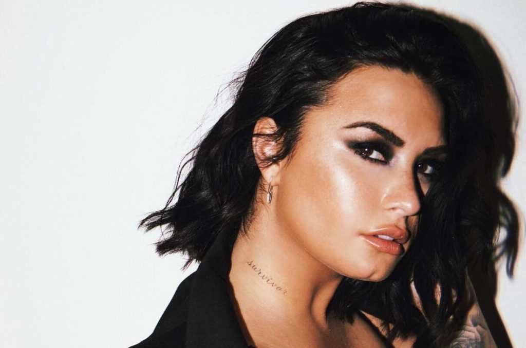 Demi Lovato se tatúa para celebrar que ha estado limpia de estupefacientes por más de un año