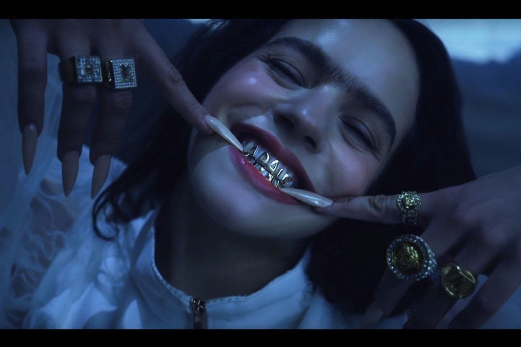 Rosalía aprovecha la cuarentena para aprender a lavar platos con sus enormes uñas de gel