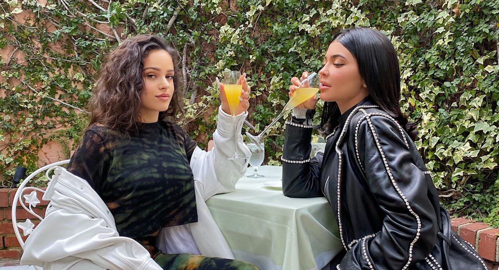 Kylie Jenner le pide matrimonio a Rosalía en pleno concierto