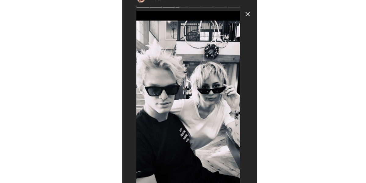 Miley Cyrus y Cody Simpson comienzan el 2020 con el mismo corte de cabello