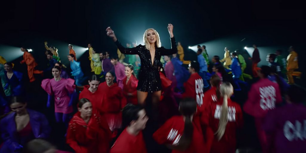 Dua Lipa da la cara por el Pop Femenino y lo mantiene vivo en el trono de los Charts