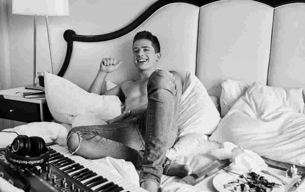 A Charlie Puth se le vio parte del paquete en una nueva fotografía