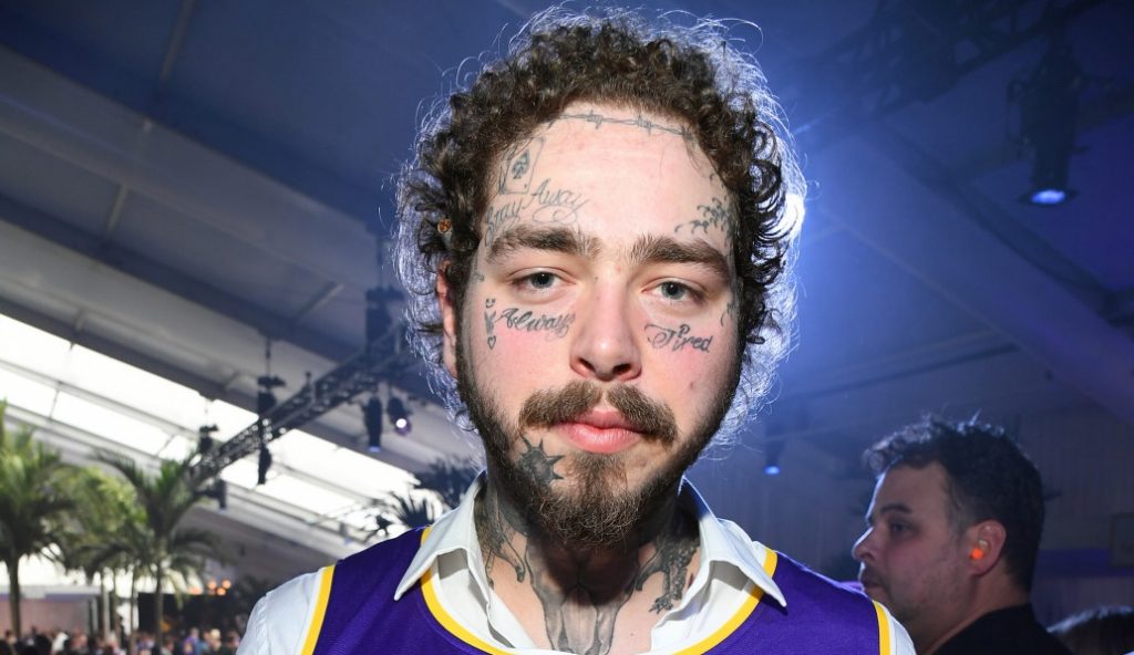 Post Malone dice que se tatúa la cara para cubrir su 'fealdad'