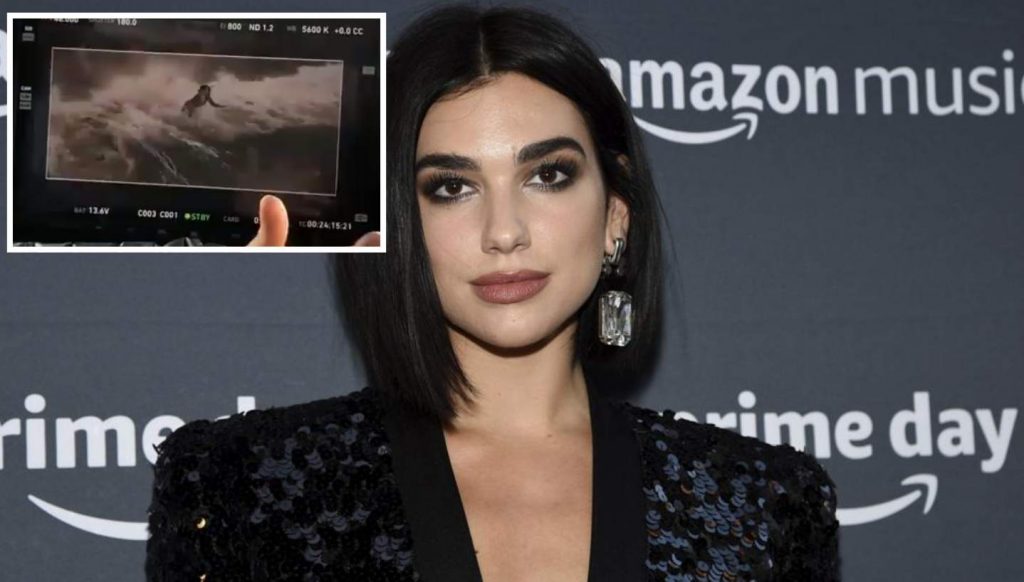 Dua Lipa se cae en grabación de vídeo y nadie se da cuenta salvo las cámaras