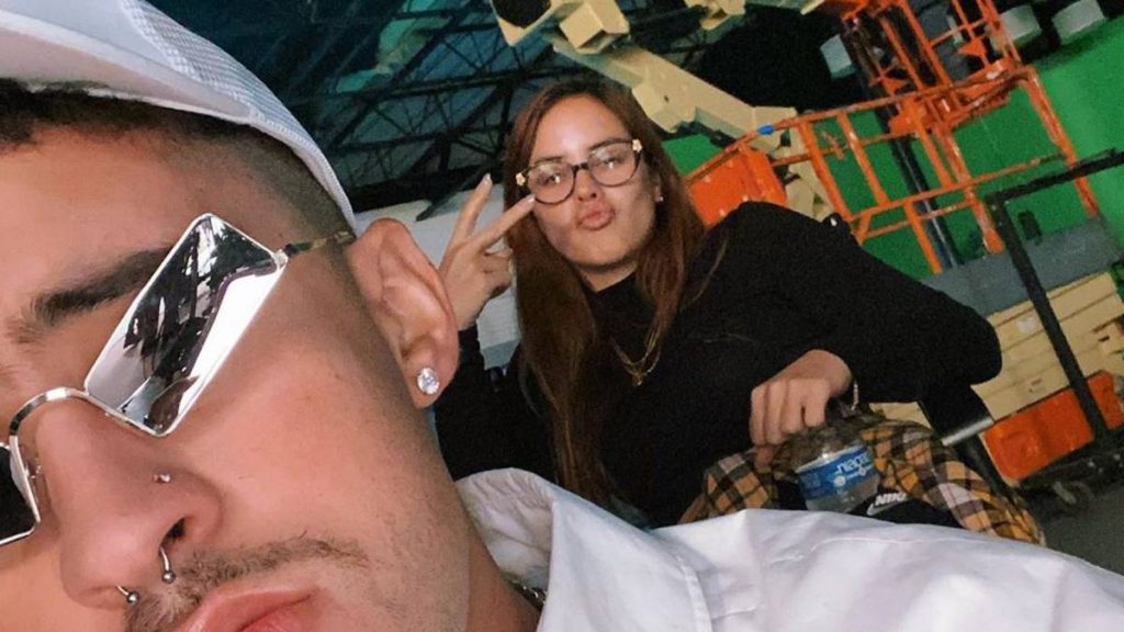 La novia de Bad Bunny también perrea sola y se besa con otra chica
