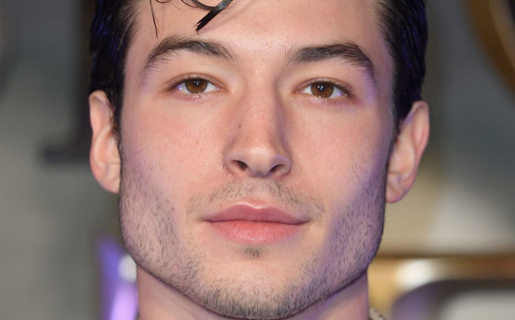 Ezra Miller es captado atacando a una fan en desconcertante video viral