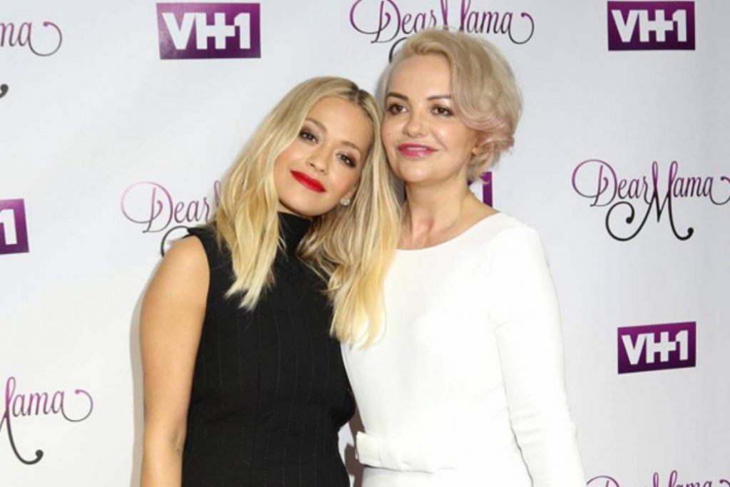 Rita Ora explica como su madre lucha contra el COVID-19