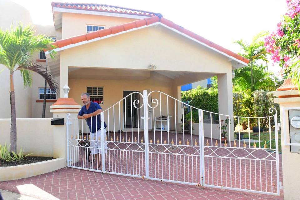 Rihanna envió a su padre un respirador tras enterarse de que tenía Coronavirus