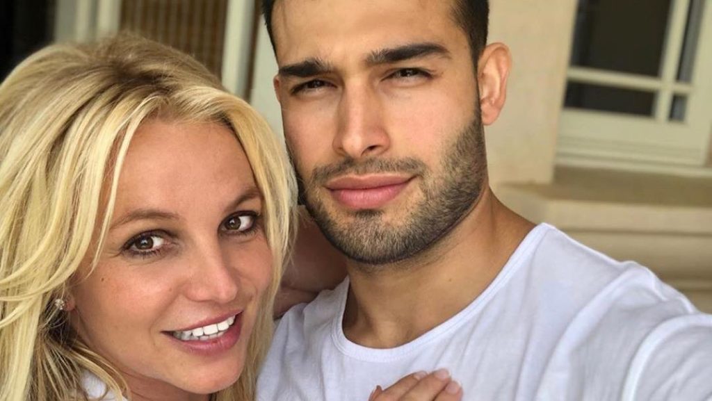 Novio de Britney Spears fue captado usando 'copa deportiva' como mascarilla contra el Coronavirus