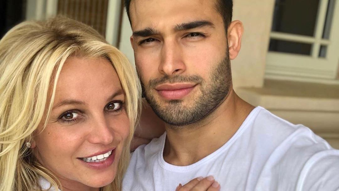 Novio de Britney Spears fue captado usando 'copa deportiva' como mascarilla contra el Coronavirus