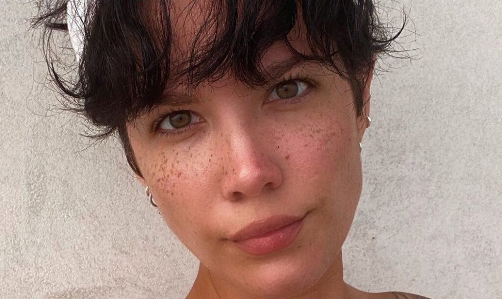 Halsey es herida y pone su vida en riesgo durante protestas contra el racismo en Estados Unidos