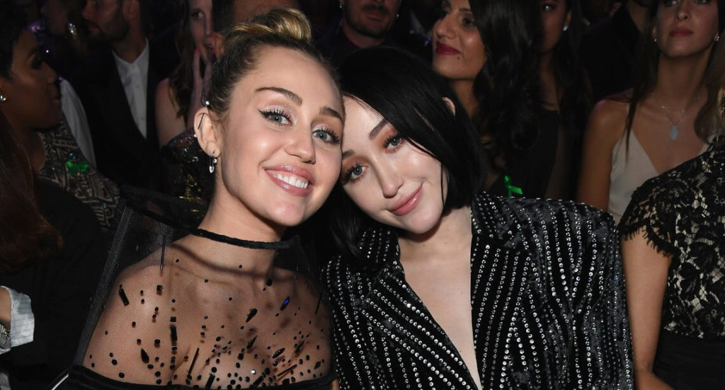 Noah Cyrus dice que vivir en la sombra de Miley Cyrus es insoportable y rompe en llanto