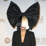 Sia compró un candelabro con forma de miembro viril por 1 millón de dolares con lo que ganó por "Dusk Till Dawn"